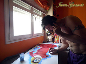 Juan Grande trabajando a torso descubierto en su habitacion